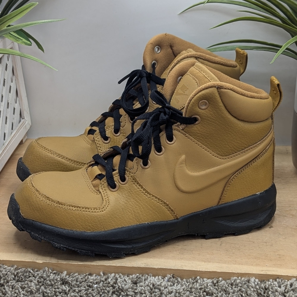 Nike Manoa Mid Tan Unisex Youth Size 5 Women's Size 6.5 Hi Top Shoes**